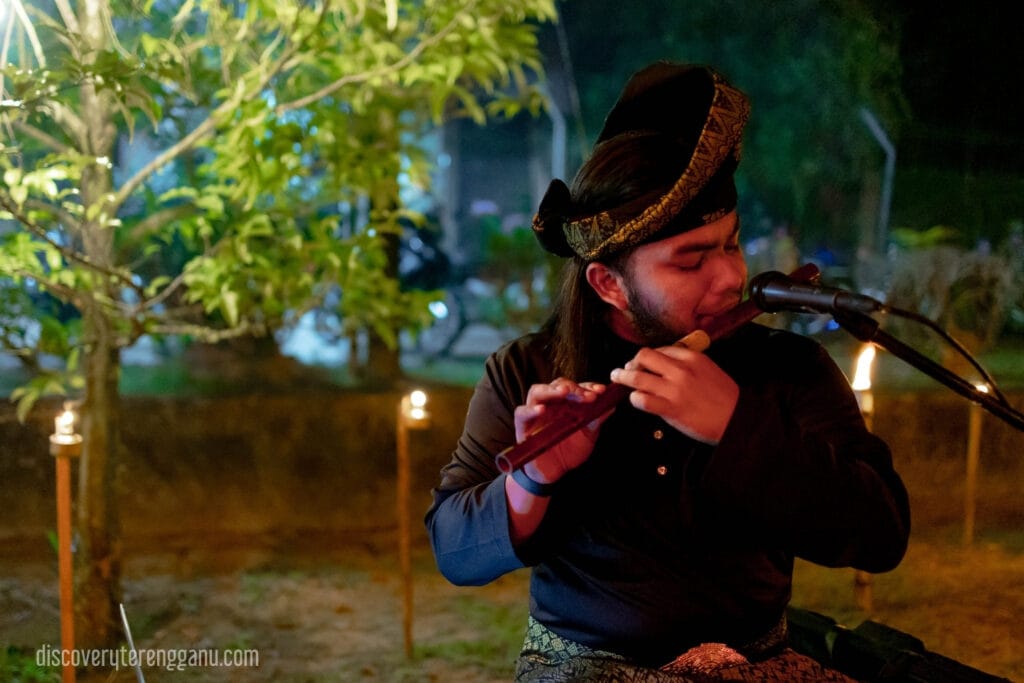Suasana Pelita Tradisional di Terengganu