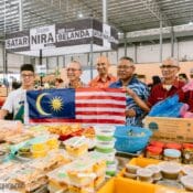 Program Agihan Bendera Malaysia di Pasar Kedai Payang