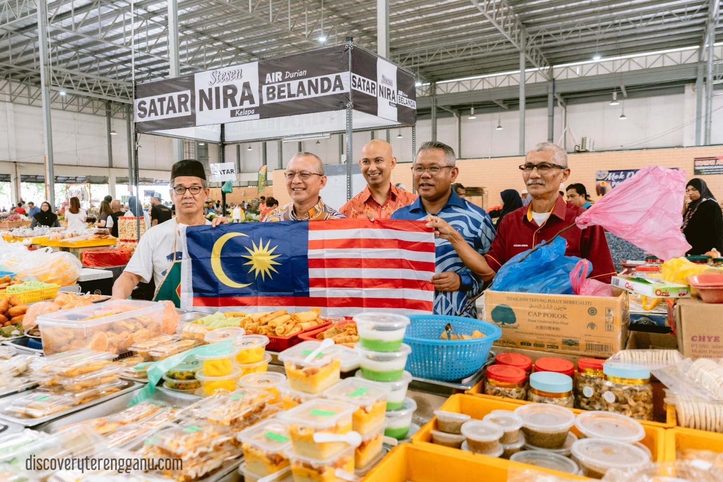 Program Agihan Bendera Malaysia di Pasar Kedai Payang