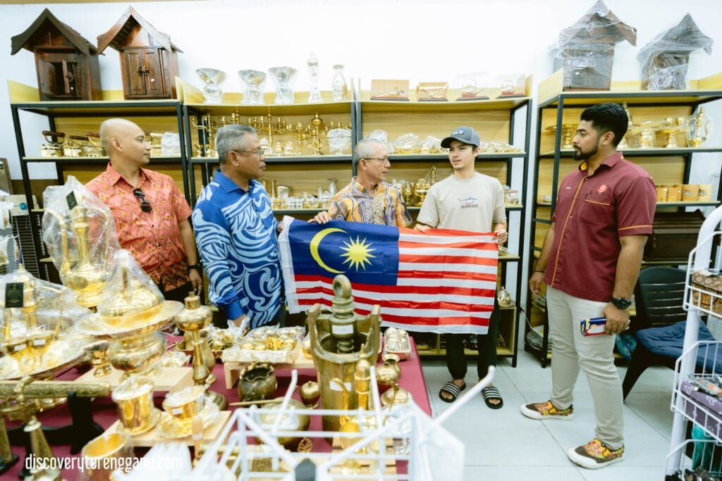Agihan Bendera Malaysia Warnai Pasar Payang